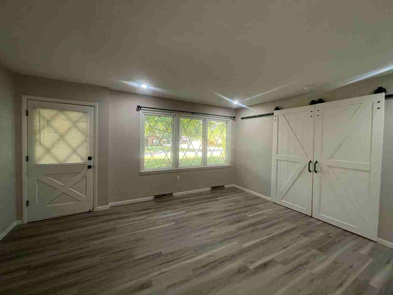 735 W Kingsley St - Photo 3 of 37