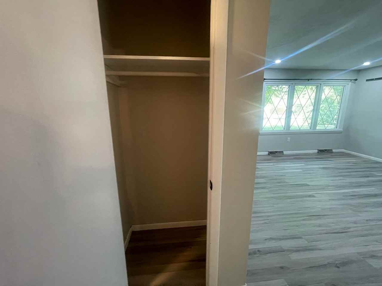 735 W Kingsley St - Photo 6 of 37