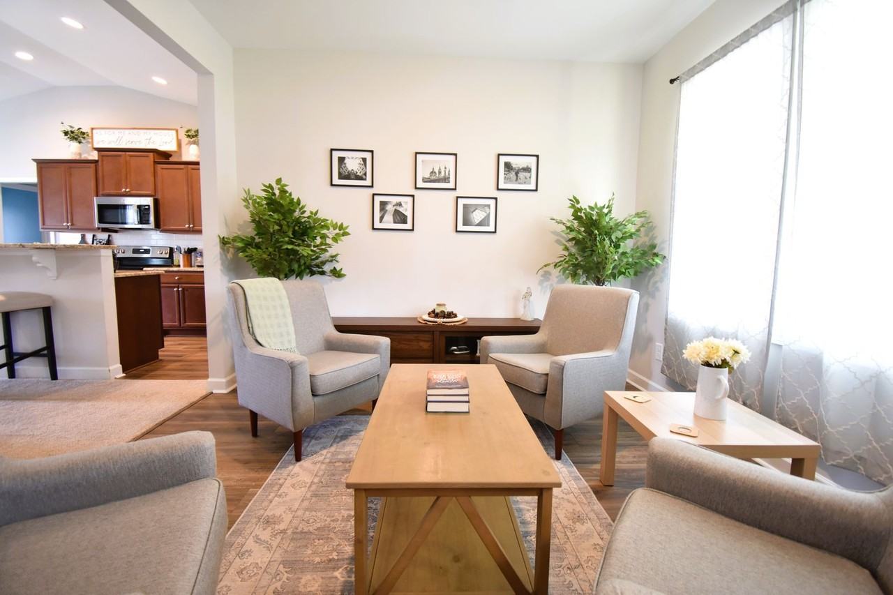 318 E David Parnell St - Photo 2 of 23