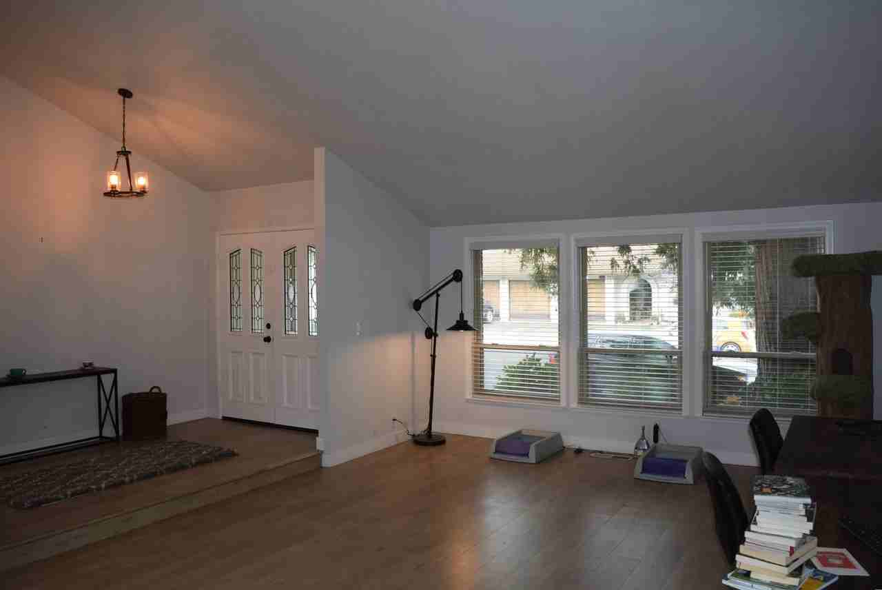 1717 Oakview Dr - Photo 3 of 24