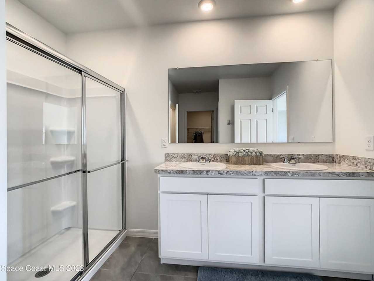 2243 Capital Dr Se - Photo 4 of 37