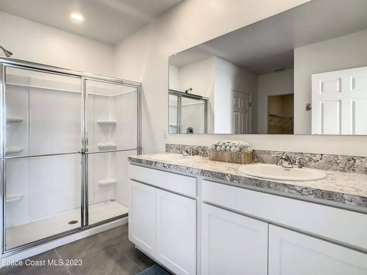 2243 Capital Dr Se - Photo 6 of 37