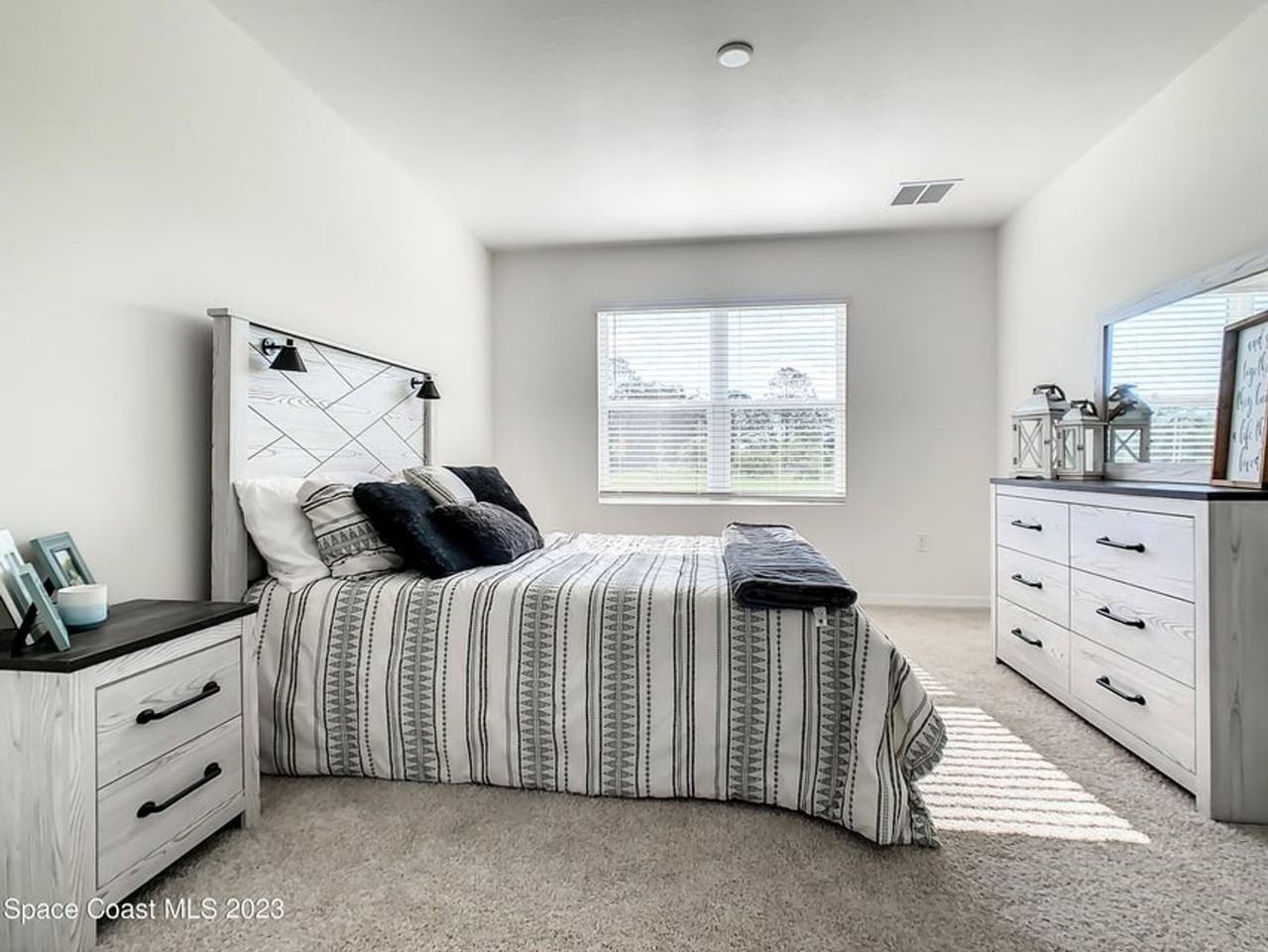 2243 Capital Dr Se - Photo 7 of 37