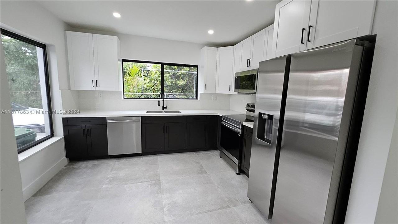 1251 1251 NW 26 1251 - Photo 2 of 18