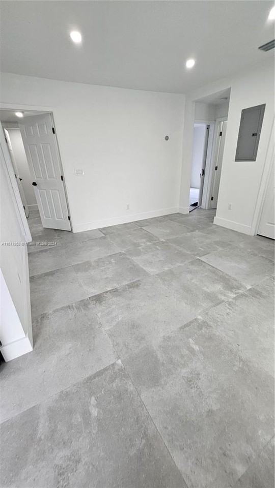 1251 1251 NW 26 1251 - Photo 3 of 18