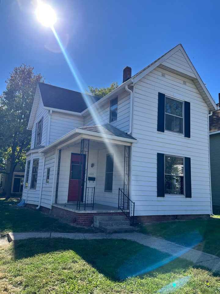 1219 Roberts St - Photo 2 of 36