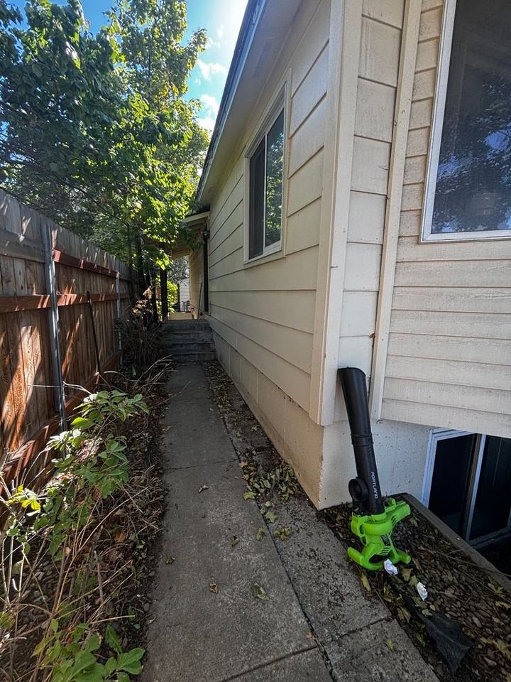 1025 Charlo St - Photo 3 of 13