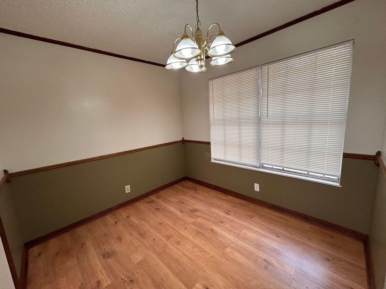1601 Elkins Ave - Photo 4 of 7