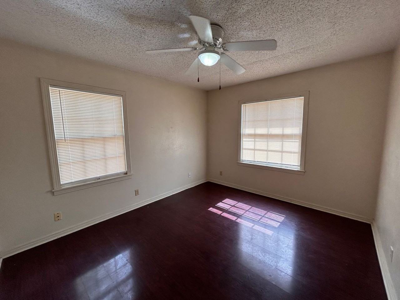 1601 Elkins Ave - Photo 6 of 7