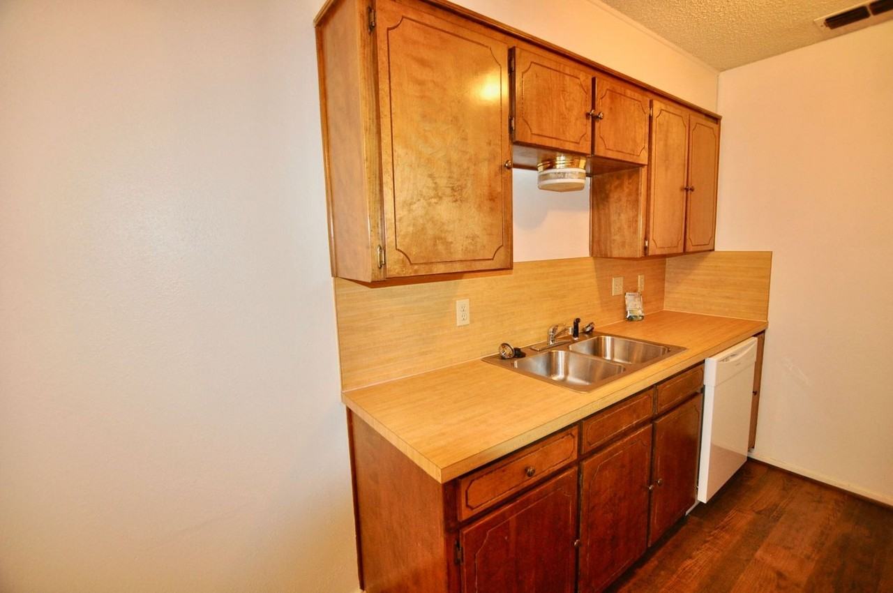 511 W Oak St - Photo 7 of 13