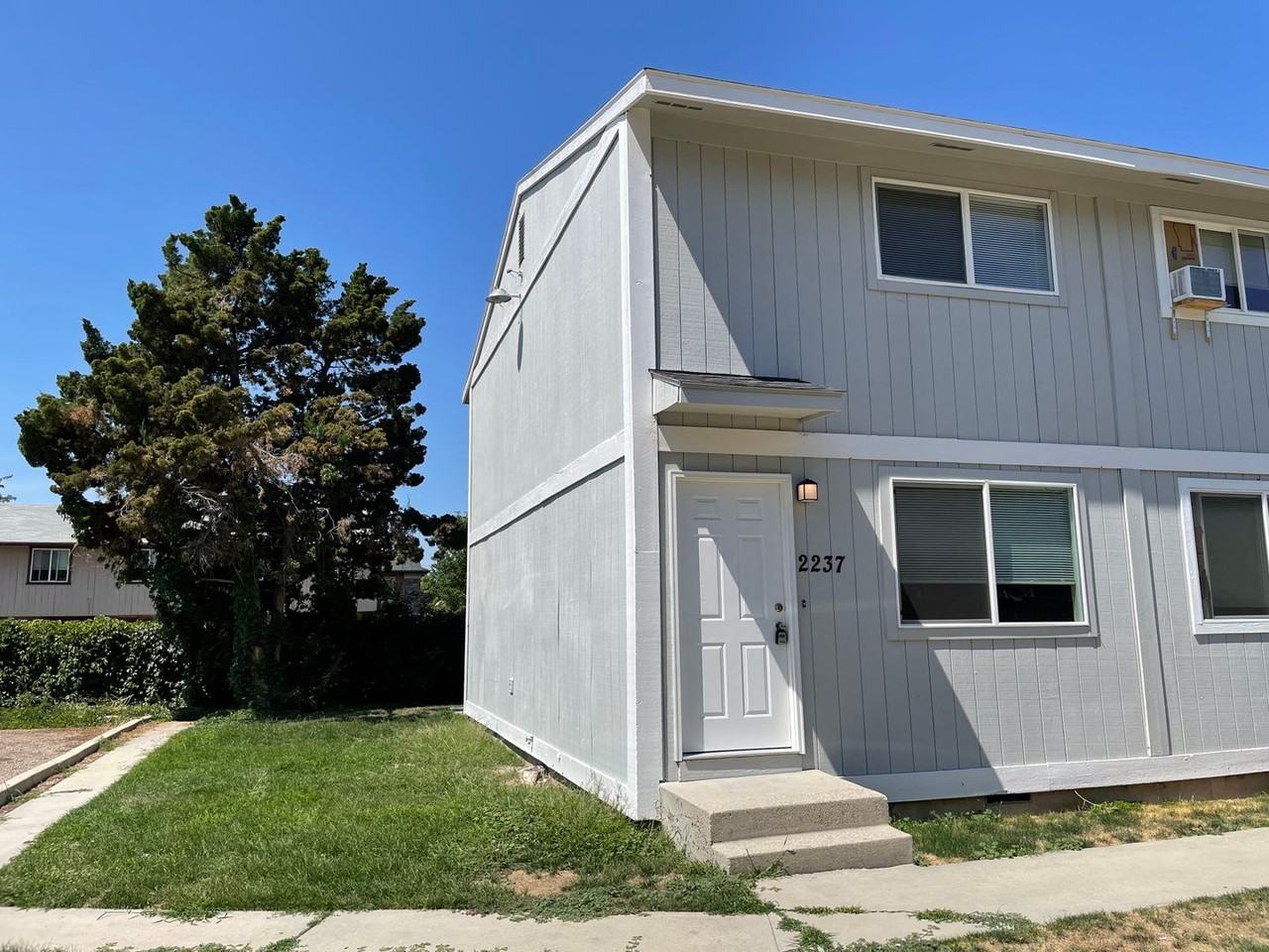 2237 S Salmon Ln - Photo 3 of 23