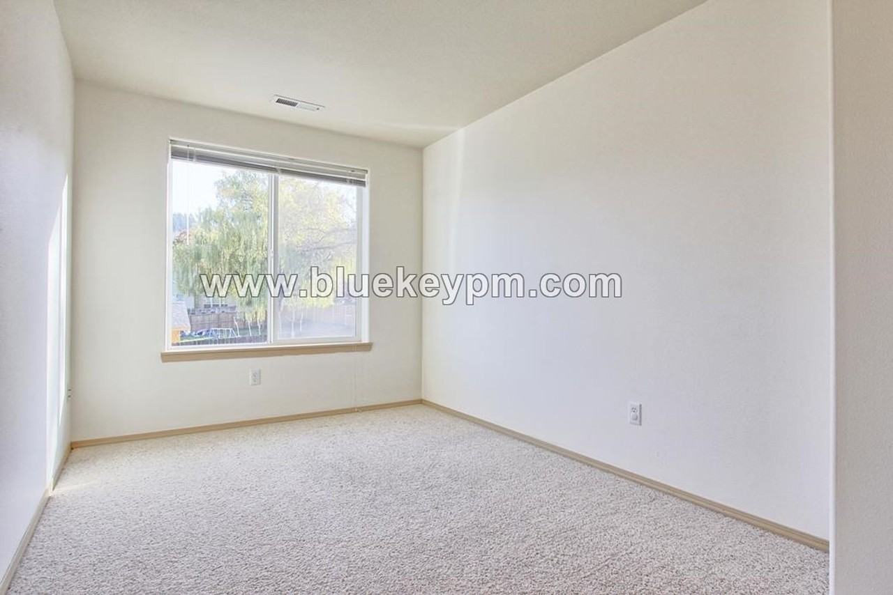 3807 Nw Fletcher Ct - Photo 4 of 10