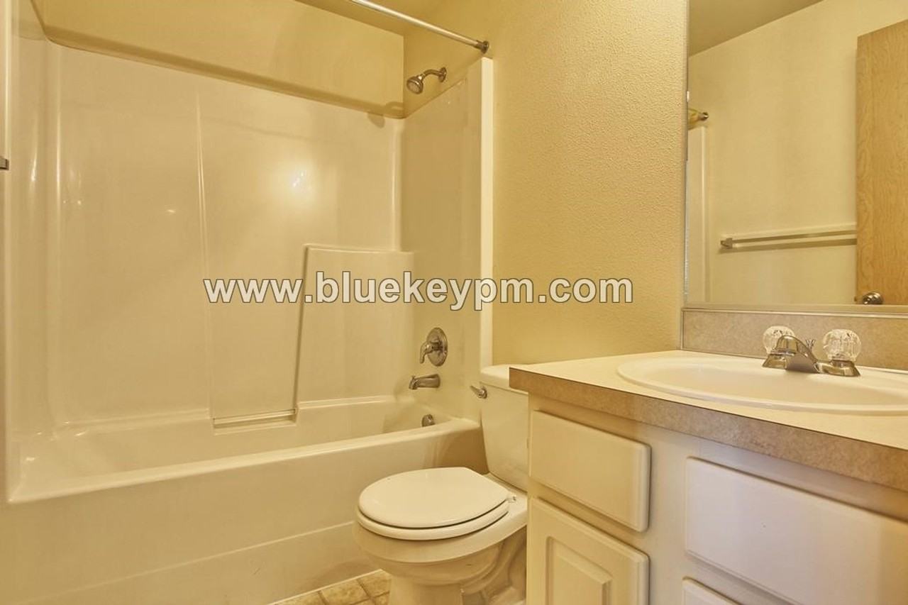 3807 Nw Fletcher Ct - Photo 5 of 10