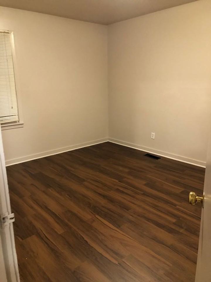 5817 Avenue O - Photo 7 of 11