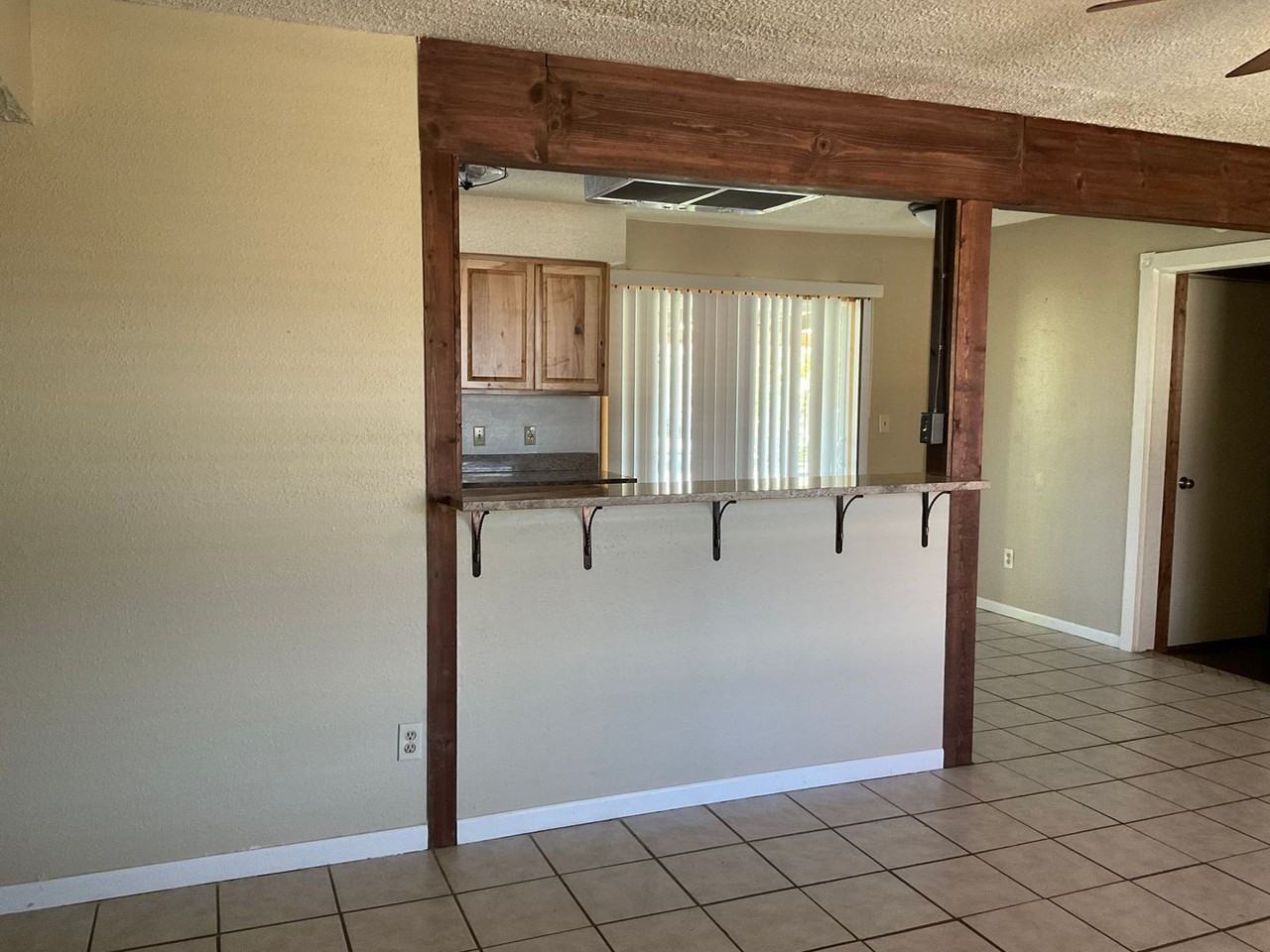 713 N Rhomberg St - Photo 3 of 22