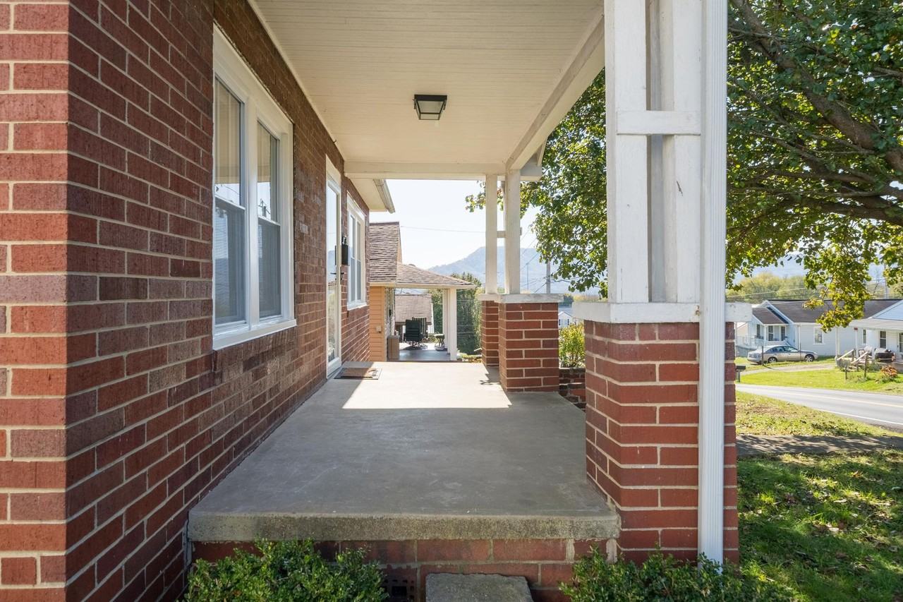 1117 Fairview Ave - Photo 4 of 33