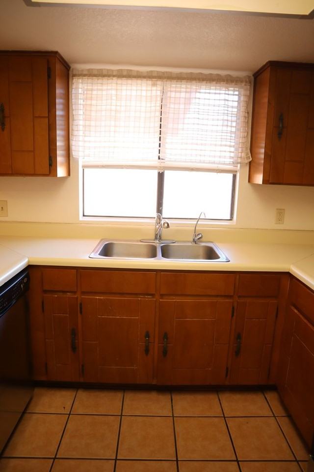 2281 Iris Dr - Photo 4 of 36