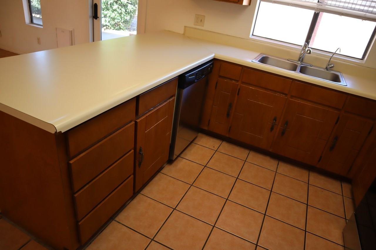 2281 Iris Dr - Photo 6 of 36