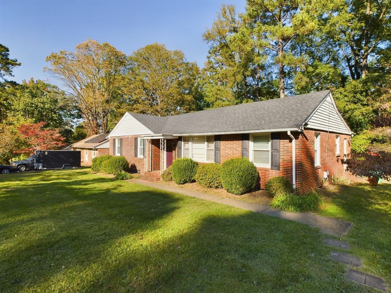 1811 Blakemore Rd - Photo 3 of 30