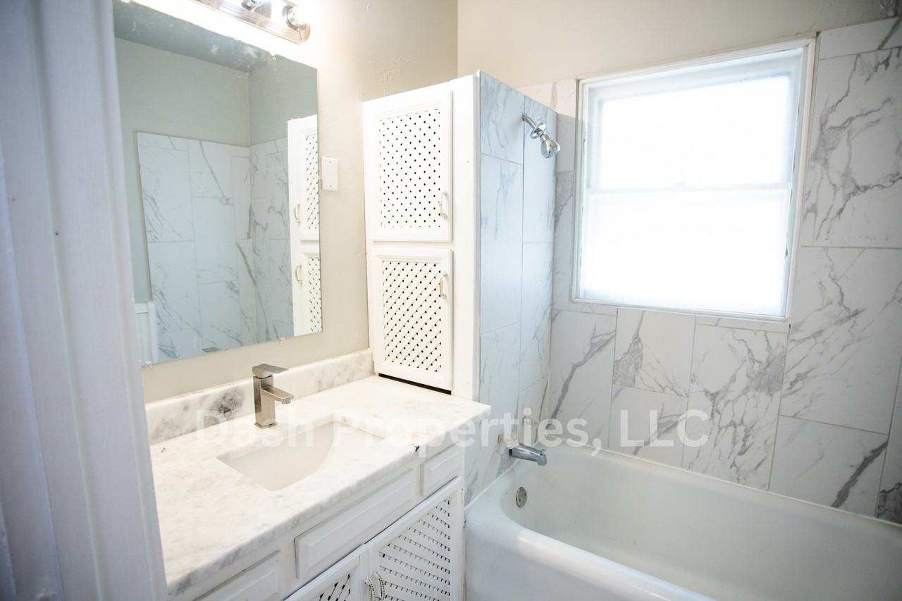 2040 E 12th St - Photo 3 of 44