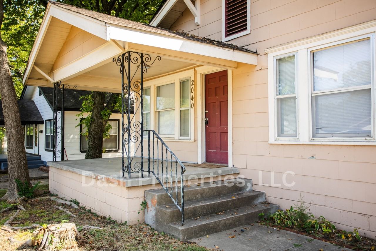 2040 E 12th St - Photo 2 of 44