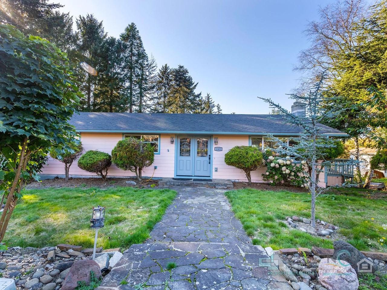 242 Hemlock St - Photo 2 of 50