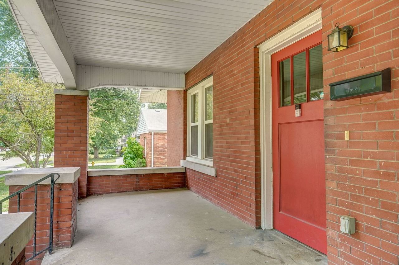 631 S Kickapoo Ave - Photo 2 of 22