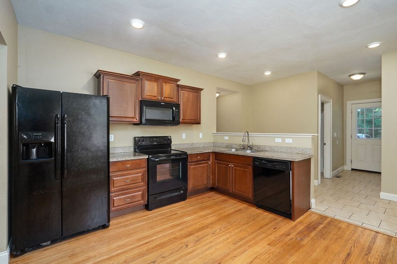 631 S Kickapoo Ave - Photo 6 of 22