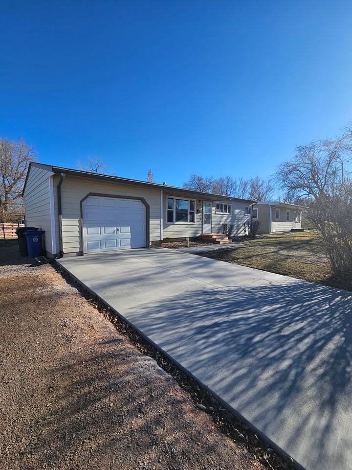 2110 Maywood Dr - Photo 2 of 13