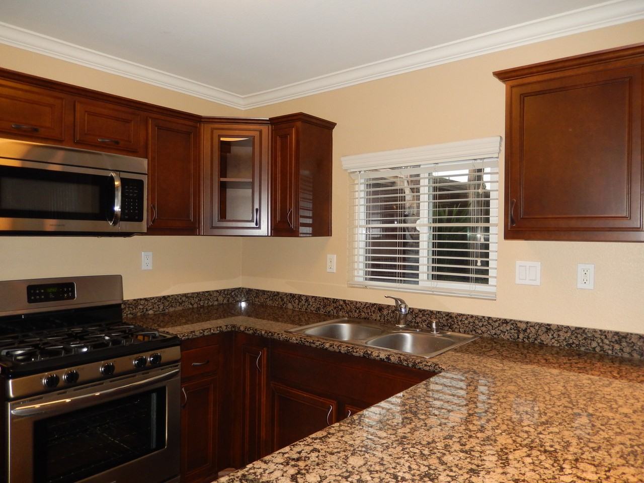 1133 Persimmon Ave #10 - Photo 6 of 17