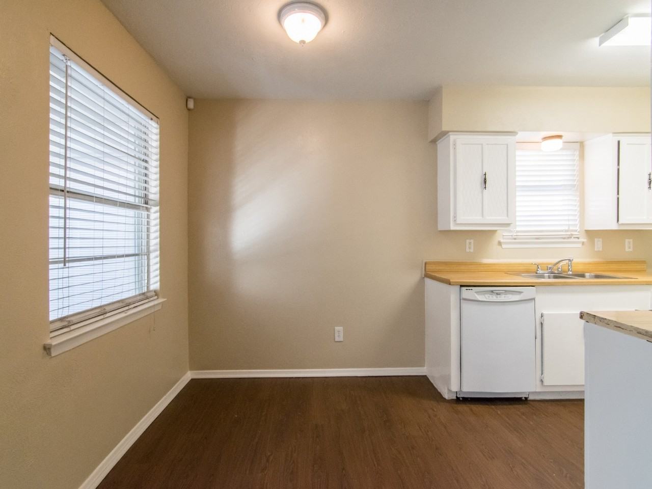 12104 Bishop Dr - Photo 5 of 20