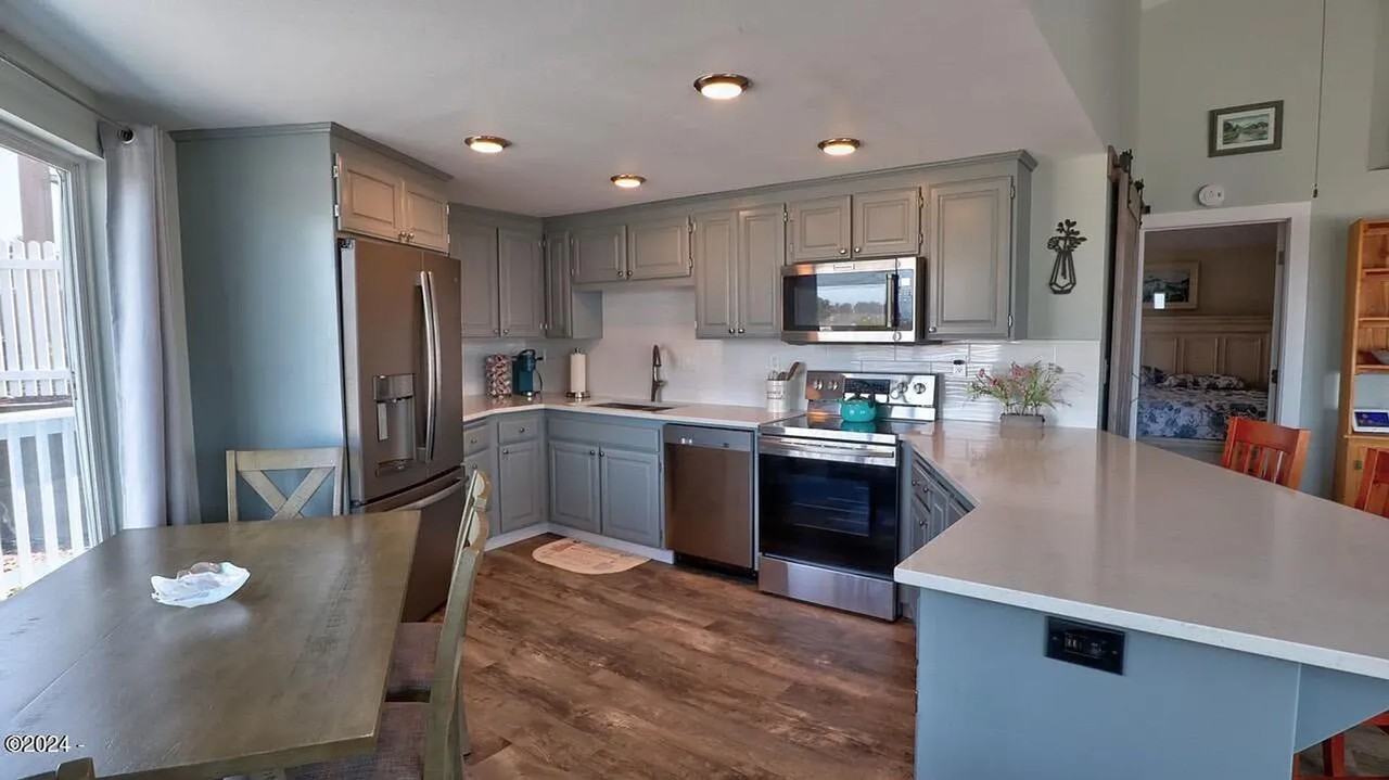 510 Sw Coast Ave Uppr - Photo 3 of 15