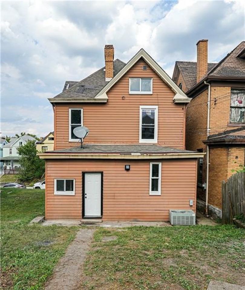 1222 Margaret St - Photo 2 of 27