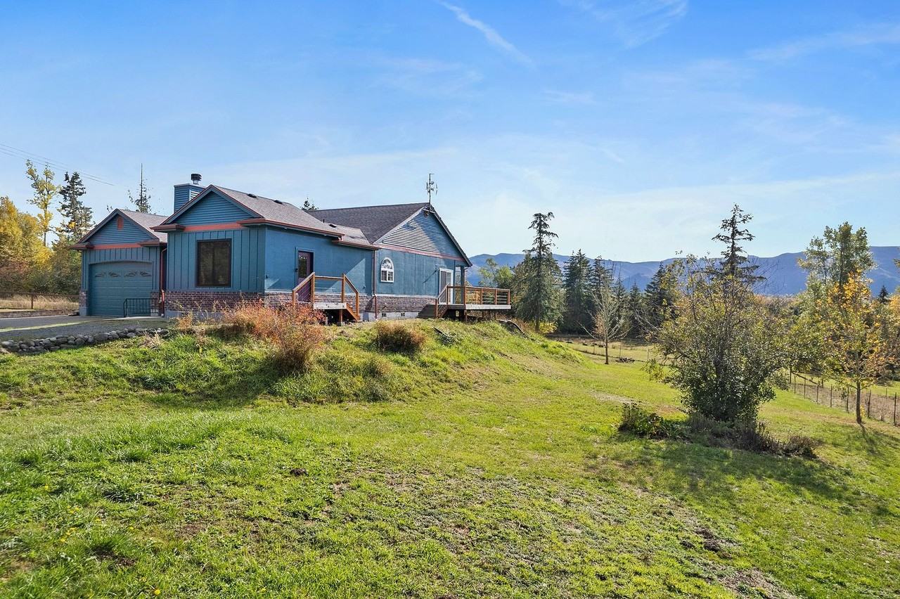 17141 Longmire Rd Se - Photo 6 of 50