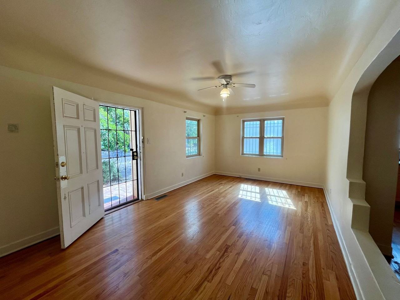 435 Lafayette Pl Ne - Photo 3 of 24