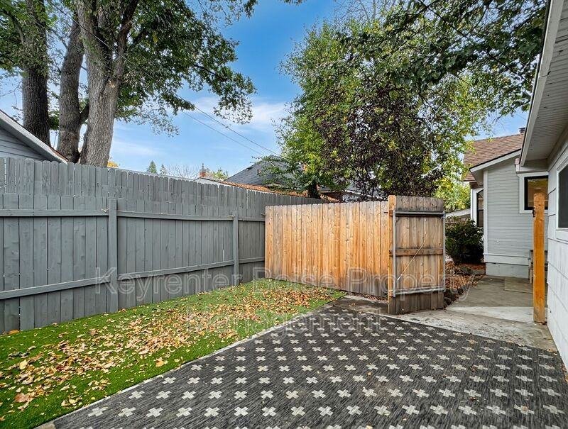 1516 1/2 N 7th St - Photo 2 of 12