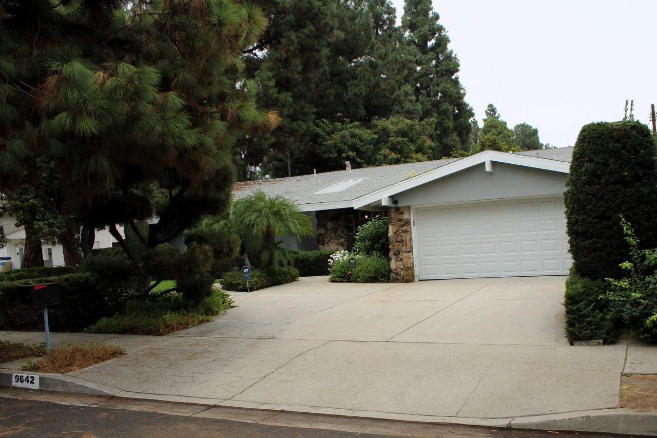 9642 Yolanda Ave
