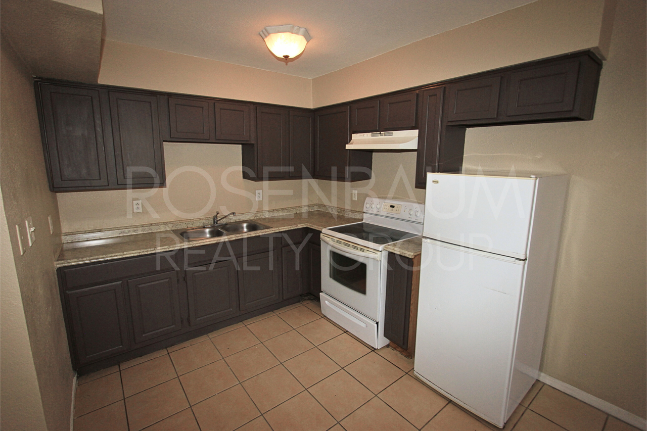 2747 E Chipman Rd - Photo 2 of 10