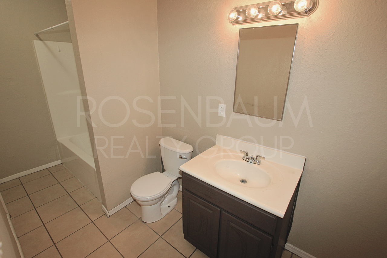 2747 E Chipman Rd - Photo 3 of 10