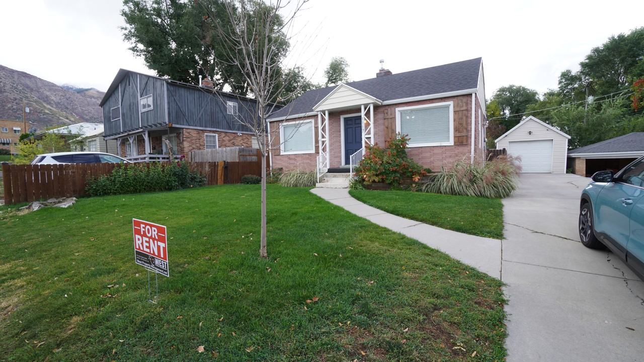 1117 30th St - Photo 2 of 26