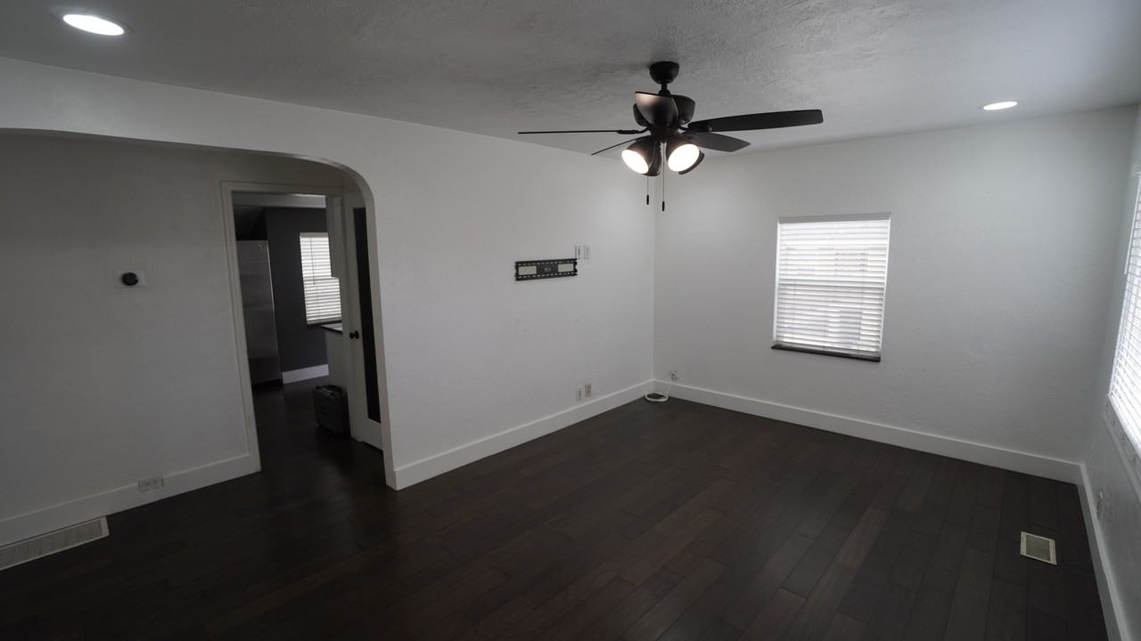 1117 30th St - Photo 5 of 26