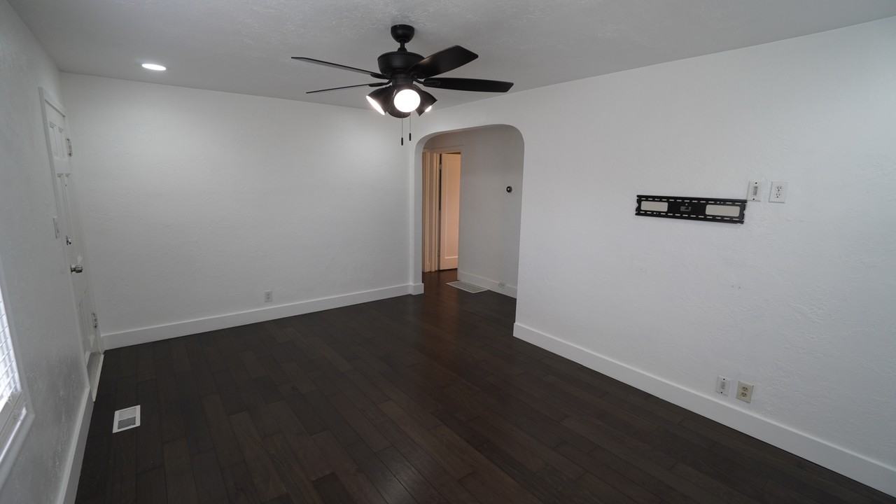 1117 30th St - Photo 6 of 26