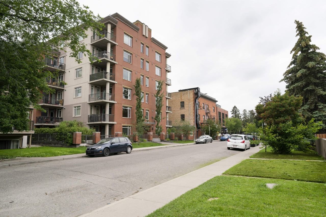 298 22 Ave Sw - Photo 3 of 37