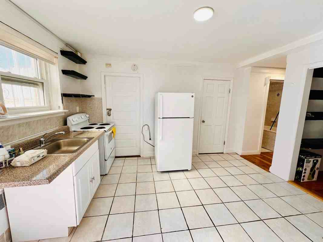 2178 Bergen Ave ##2 - Photo 3 of 16