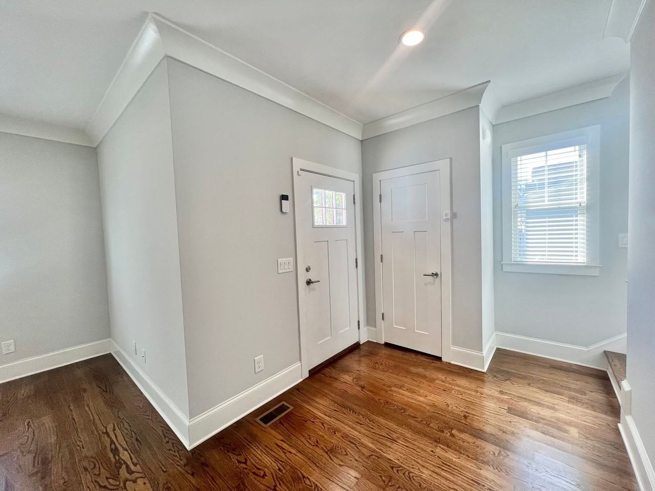 422 Montague Ln - Photo 4 of 32