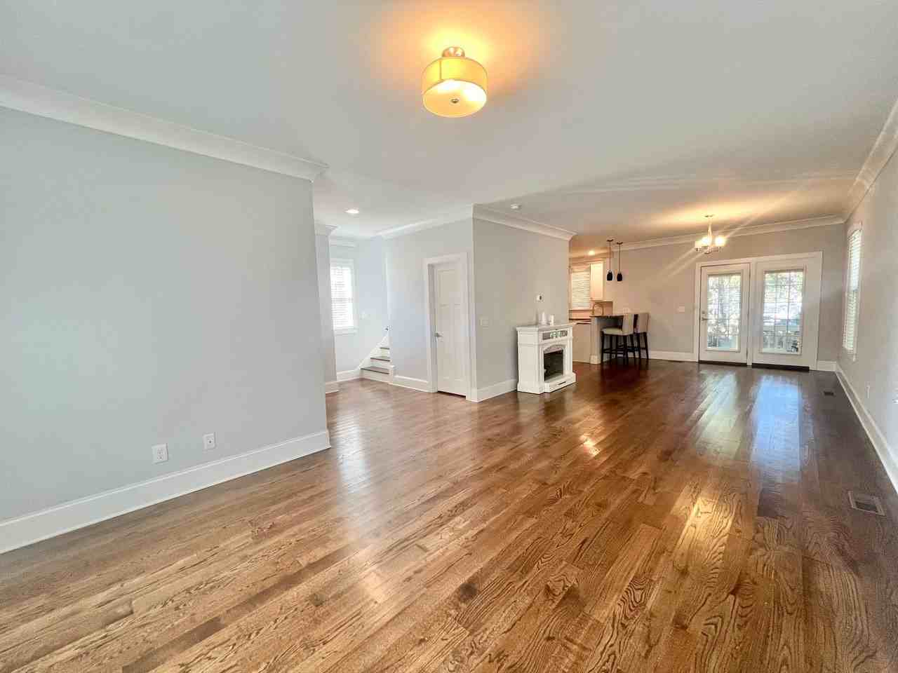 422 Montague Ln - Photo 7 of 32