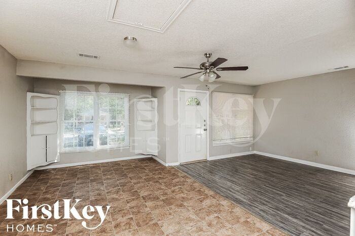 717 Schilder Dr - Photo 3 of 14