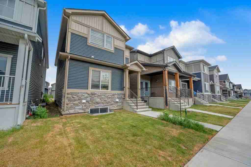 212 HOMESTEAD DR NE CALGARY AB - Photo 3 of 28
