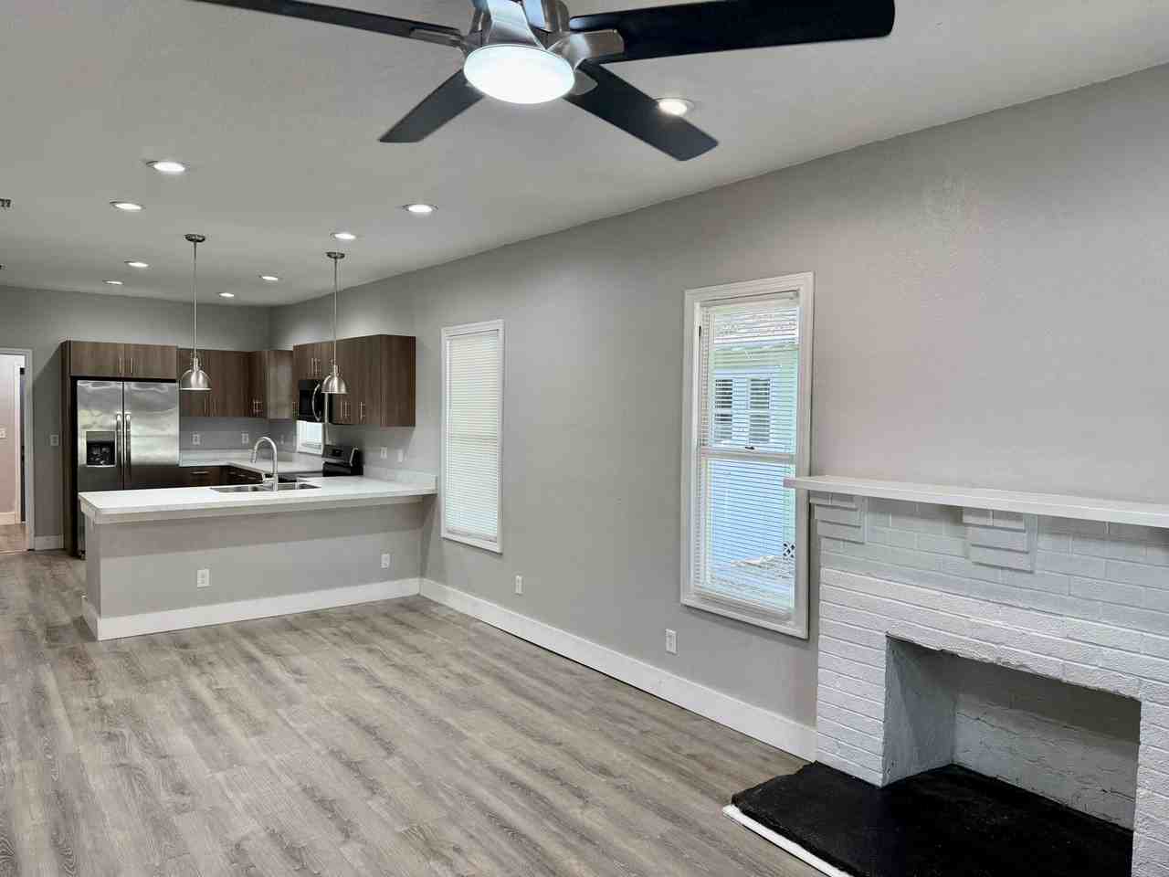 507 E Hugh St - Photo 3 of 24