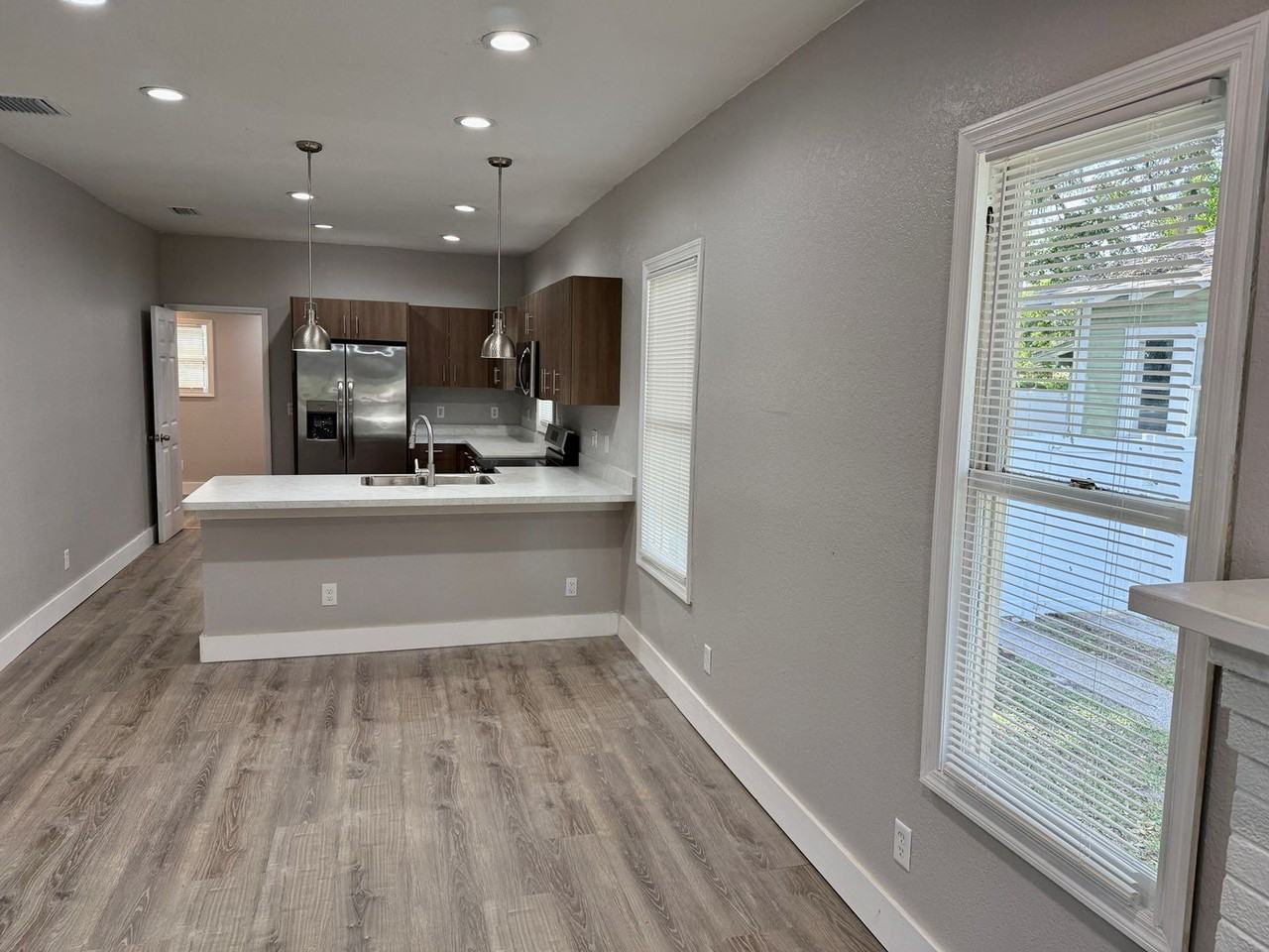 507 E Hugh St - Photo 4 of 24